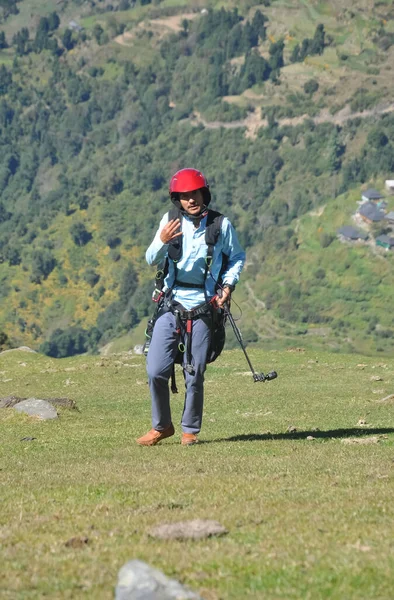 Jovem Viajante Indiano Animado Sorrindo Andando Montanha Depois Terminar Voo — Fotografia de Stock