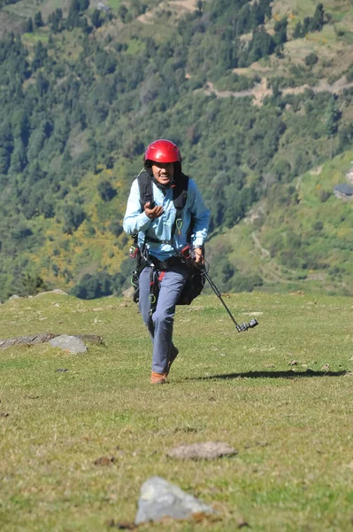 Jovem Viajante Indiano Animado Sorrindo Andando Montanha Depois Terminar Voo — Fotografia de Stock