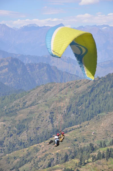 Rear View Unidentified Male Traveler Enjoying Paragliding Professional Pilot Himachal — Stock Photo, Image