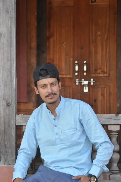 Joven Del Norte India Guapo Con Gorra Revés Mirando Cámara — Foto de Stock