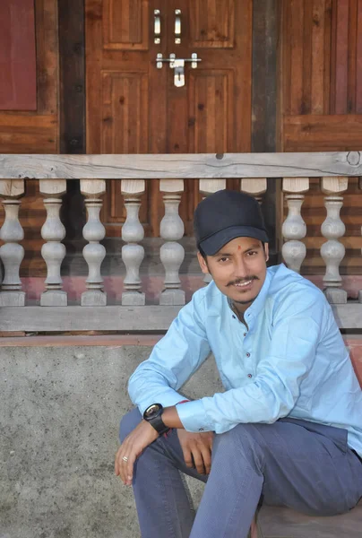 Smiling Young Guy Wearing Cap Looking Camera While Sitting Temple — Foto Stock