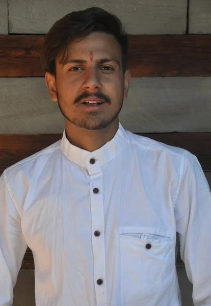 Close Charming Indian Young Guy Looking Camera While Staging Wall — ストック写真