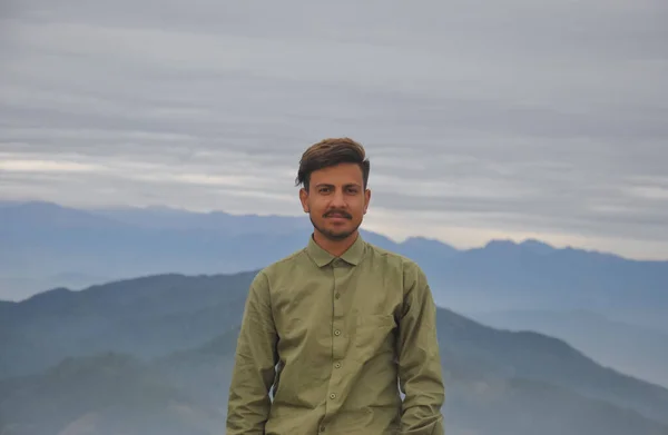Waist Young Guy Looking Camera While Standing Background Mountains — Foto de Stock