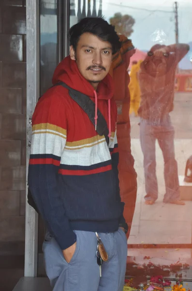 Indian Young Guy Looking Camera While Posing Photo — Fotografia de Stock