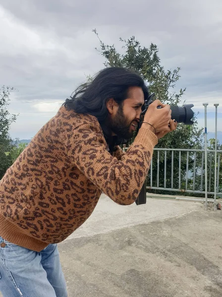 Side View Indian Long Haired Bearded Young Man Taking Photo — Foto de Stock
