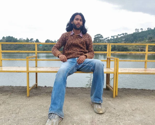 Вид Спереди Симпатичного Индийского Молодого Человека Длинными Волосами Бородой Который — стоковое фото