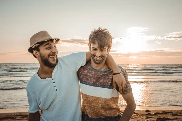 İki arkadaş gün batımında sahilde birbirlerine sarılırlar. Arkadaşlık ve aşk kavramı