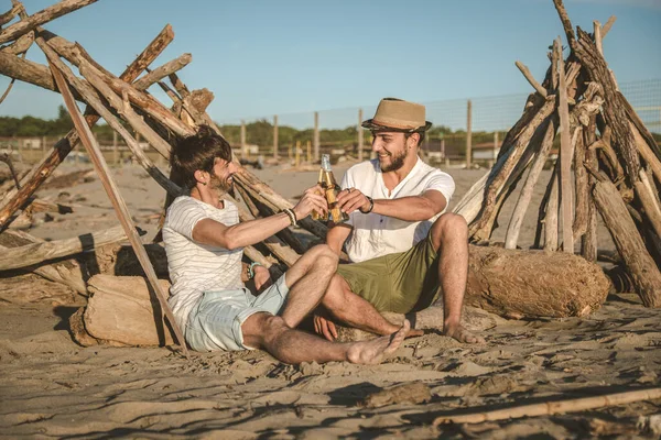 İki genç arkadaş birlikte kumsalda oturup bira içerek ve yaz günbatımında tatilde kadeh kaldırarak vakit geçiriyorlar. Arkadaşlık kavramı