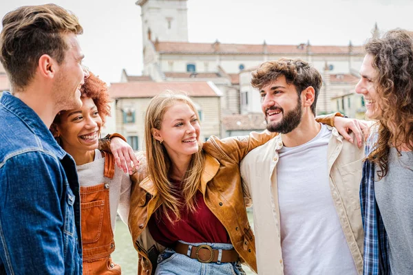 Grup Prieteni Fericiți Râzând Împreună Grup Tipi Multirasiali Care Distrează — Fotografie, imagine de stoc