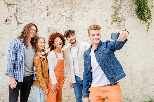 Şehirde Selfie Çeken Mutlu Gençler Çok Irklı Arkadaş Grubu Kameraya — Stok fotoğraf