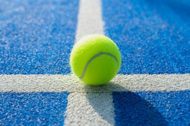 Sahada sarı tenis topu mavi çimlerde - kortta kürek tenis topu mavi sahada