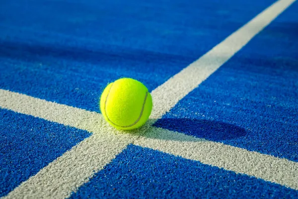 Pelota Tenis Amarillo Cancha Sobre Hierba Azul Pelota Tenis Pádel — Foto de Stock