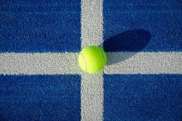 Pelota Tenis Amarillo Cancha Sobre Hierba Azul Pelota Tenis Pádel — Foto de Stock