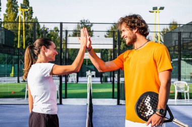 İki Padel tenisçisinin el sıkışması portresi - Padel maçını kazandıktan sonra Padel oyuncularının kucaklaşması