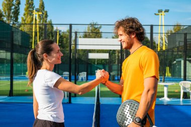 İki Padel tenisçisinin el sıkışması portresi - Padel maçını kazandıktan sonra Padel oyuncularının kucaklaşması