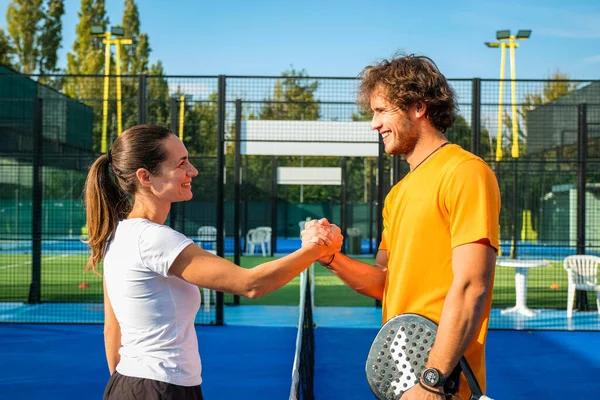 Retrato Apretón Manos Dos Tenistas Pádel Jugadores Pádel Abrazando Después —  Fotos de Stock