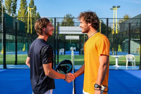 İki Padel tenisçisinin el sıkışması portresi - Padel maçını kazandıktan sonra Padel oyuncularının kucaklaşması