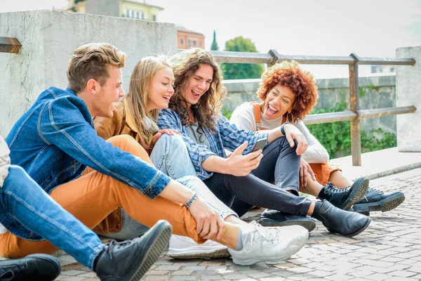 Multikulturelle Freundesgruppe Mit Mobiltelefonen Studenten Sitzen Einer Reihe Und Tippen — Stockfoto