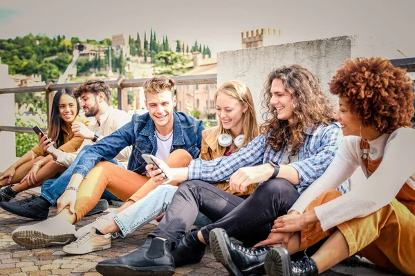 Multikulturelle Freundesgruppe Mit Mobiltelefonen Studenten Sitzen Einer Reihe Und Tippen — Stockfoto