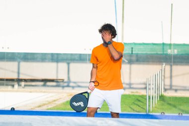 Padel ya da tenis maçında kaybettikten sonra hayal kırıklığına uğramış bir padel oyuncusunun portresi - Yakışıklı oyuncu maç kaybı nedeniyle dağıldı