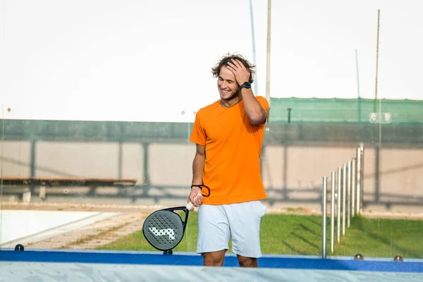 Padel Tenis Maçında Kaybettikten Sonra Hayal Kırıklığına Uğramış Bir Padel — Stok fotoğraf