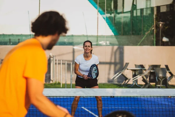 Młody Nauczyciel Monitoruje Nauczanie Padel Dla Swojego Ucznia Trener Uczy — Zdjęcie stockowe