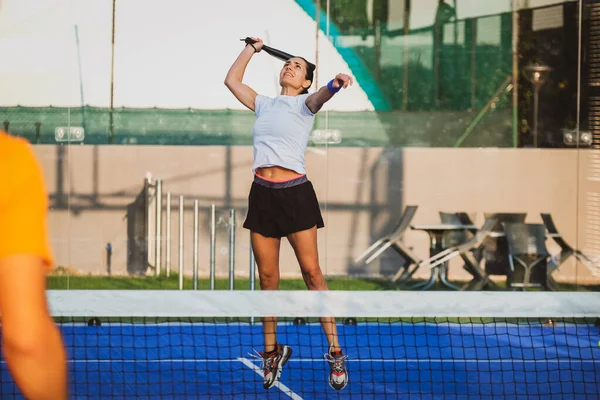 Genç Öğretmen Öğrencisine Padel Dersi Verirken Gözetliyor Koç Kıza Tenis — Stok fotoğraf