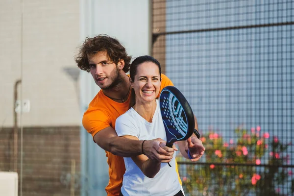 Młody Nauczyciel Monitoruje Nauczanie Padel Dla Swojego Ucznia Trener Uczy — Zdjęcie stockowe