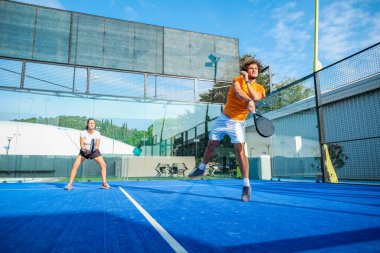 Mavi çim padel kortunda karışık padel eşleşmesi 