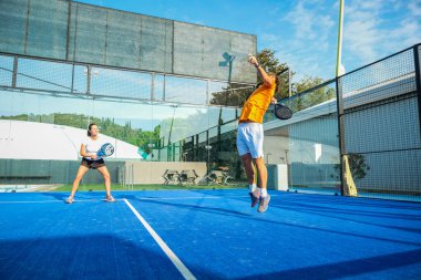 Mavi çim padel kortunda karışık padel eşleşmesi 