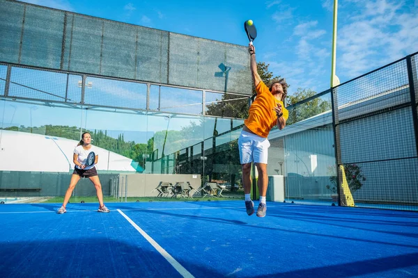 Mavi çim padel kortunda karışık padel eşleşmesi 