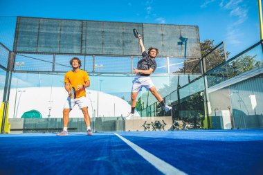 Mavi çim padel kortunda karışık padel eşleşmesi 