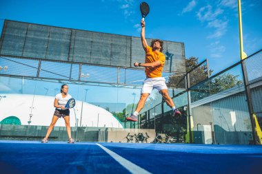 Mavi çim padel kortunda karışık padel eşleşmesi 