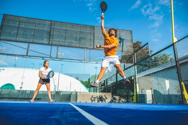 Mavi çim padel kortunda karışık padel eşleşmesi 