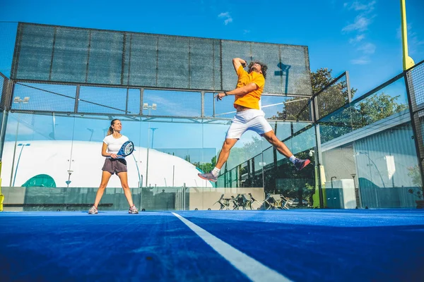 Mavi çim padel kortunda karışık padel eşleşmesi 