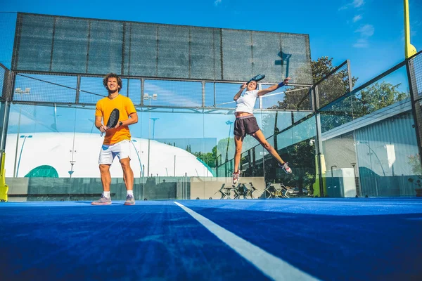 Gemischtes Padel Match Auf Blauem Rasen — Stockfoto