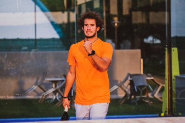Padel oyuncusu maçı kazandıktan sonra seviniyor - Genç sporcu iyi bir oyundan sonra zaferi kutluyor