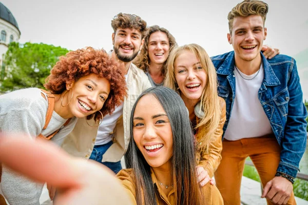 Çok Irklı Mutlu Arkadaşlar Birlikte Eğleniyor Gülüyorlar Şehir Sokaklarında Selfie — Stok fotoğraf