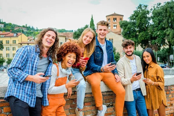 Prieteni Adolescenți Multietnici Zâmbind Glumind Folosind Smartphone Aer Liber Conceptul — Fotografie, imagine de stoc