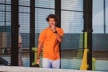 Padel oyuncusu maçı kazandıktan sonra seviniyor - Genç sporcu iyi bir oyundan sonra zaferi kutluyor