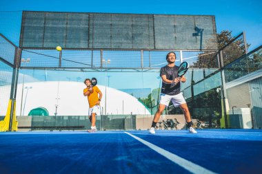 Mavi çim padel kortunda karışık padel eşleşmesi -