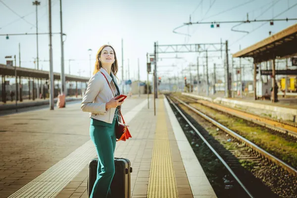 Frau Eleganter Kleidung Wartet Auf Bahnsteig Mit Smartphone Sich Die — Stockfoto
