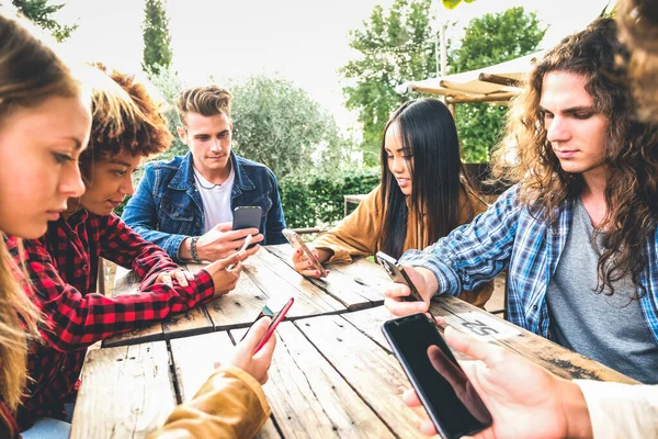 Grupul Prieteni Care Verifică Social Media Smartphone Uri Restaurant Sau — Fotografie, imagine de stoc