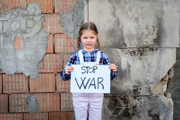 Niña Sosteniendo Afiche Con Stop War Escrito Apoyo Paz Concepto —  Fotos de Stock