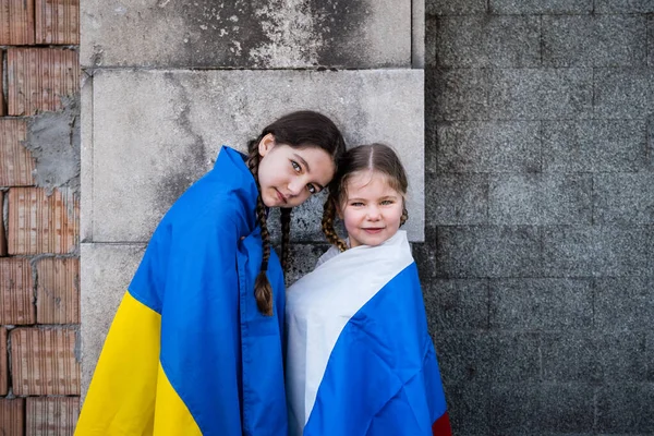 Маленькі Дівчата Українськими Російськими Прапорами Перед Стіною Зруйнованою Від Бомб — стокове фото