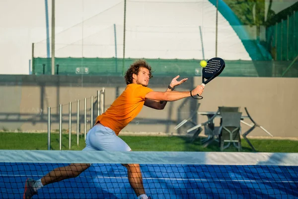 Padel, mavi çim padel kortunda maç yapıyor - Padel oyuncusu bir maç yapıyor