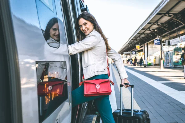 Junge Geschäftsfrau Steht Vor Zugtür Und Guckt Bahnhof Nach Jemandem — Stockfoto