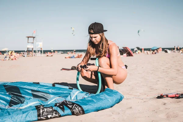 Beautiful Girl Kitesurfer Prepares Kitesurfing Beach Ready Use Sea Concept — Stockfoto