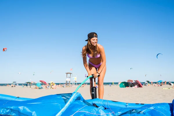 Beautiful Kitesurfer Girl Inflating Kite Beach Ready Use Sea Concept — Stockfoto
