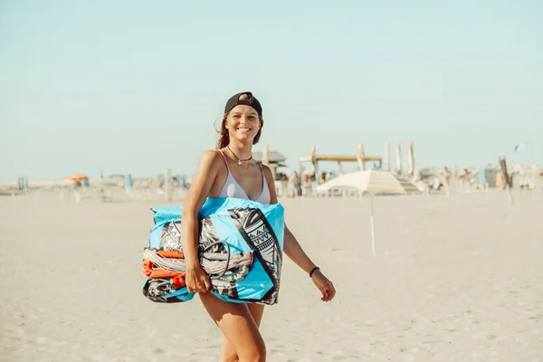 Beautiful Woman Kitesurfer Prepares Kite Beach Wearing Kitesurfing Equipment Concept — Stock Fotó